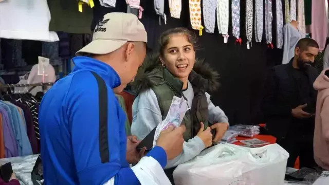 Edirne'ye gelen Bulgar turist elindeki paraları böyle salladı: Harca harca bitmiyor