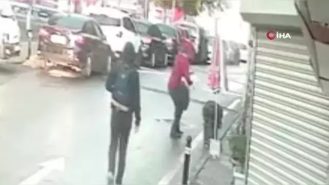 Son Dakika | Fatih'te yavru köpeği önce sevdi, sonra çaldı...O anlar kamerada