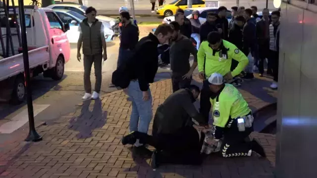 'Ne bakıyorsun lan' kavgasında ortalık karıştı! Ayırmaya gelen polisi ısırdılar