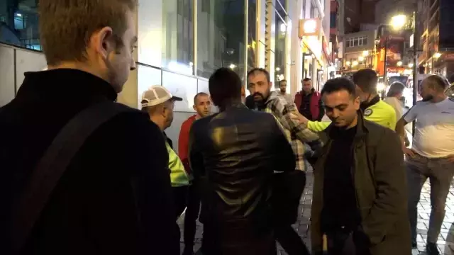 'Ne bakıyorsun lan' kavgasında ortalık karıştı! Ayırmaya gelen polisi ısırdılar