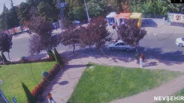 Kontrolden çıkan araç yolun karşısına geçmeye çalışan kadınlara böyle çarptı