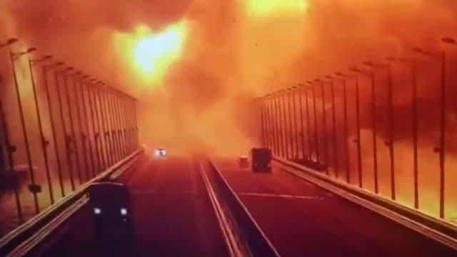 Son Dakika! Ukrayna ordusu bu sabah, Rusya'nın 'Yıkılırsa kıyamet olur' dediği Kırım Köprüsü'nü bombaladı