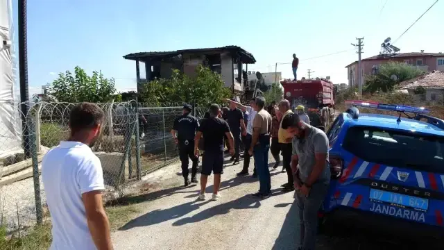 Eşi ve çocuğu kendisini terk etti diye komşusunu bıçaklayıp, kendi evini yaktı