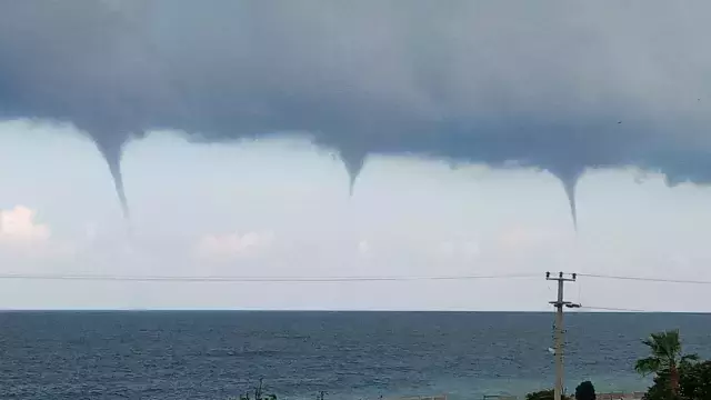 Karadeniz'de hortum paniği: Bir ilçede aynı anda 6 hortum ortaya çıktı