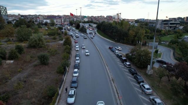 Kuyumcukent otoparkına zam üstüne zam geldi! Durumu protesto eden esnaf araçlarını yola çekiyor
