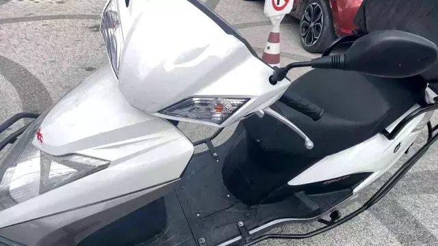 Motosikletli gençler yola dökülen yağ nedeniyle denize uçtu