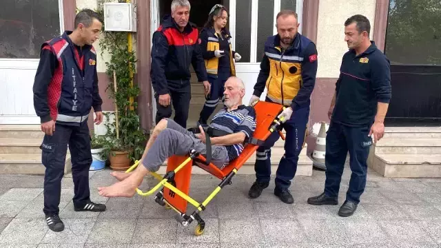 Ekiplerden yardım isteyen yaşlı adam, telefonla çağırdıkları yakınının cevabını duyunca hüngür hüngür ağladı