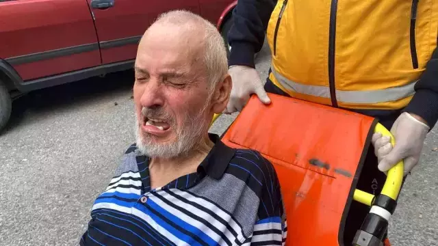 Ekiplerden yardım isteyen yaşlı adam, telefonla çağırdıkları yakınının cevabını duyunca hüngür hüngür ağladı