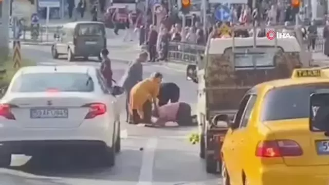 Bu neyin öfkesi? Yolun ortasında kavgaya tutuştuğu kadını, saçından tutup sürükledi