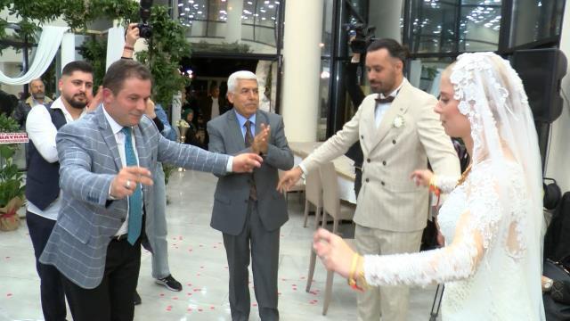 Nikah memuru, karşısındaki gelini görünce bir anda ağlamaya başladı