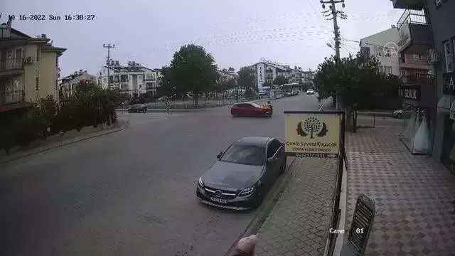 Otomobille çarpışan motosikletli kuryenin havaya uçtuğu kaza anbean kaydedildi