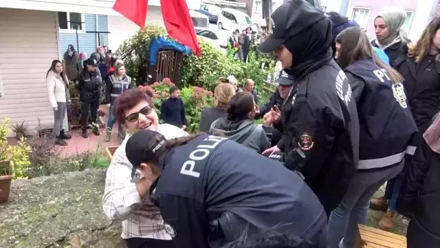 Polis yıkıma engel olmak isteyen vatandaşı el öperek ikna etti