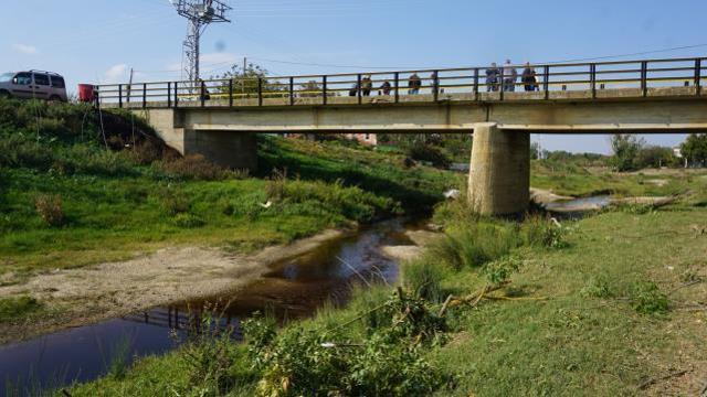Derenin rengi mahalleliyi panikletti! Muhtarın ihbarıyla ekipler inceleme başlattı