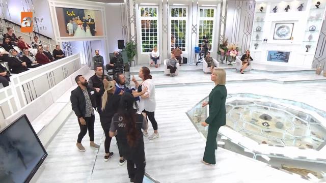 Esra Erol'da ortalık karıştı! Yasak aşkıyla düğün yapan kocasıyla yüzleşen kadın, canlı yayında deliye döndü