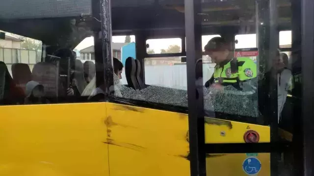 Otobüs camı yüzünde patladı! Şoka giren genç kız oturduğu yerden kalkamadı