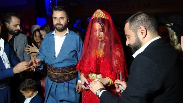 Aşiret düğününde gelin ve damada takılan takı ağızları açık bıraktı! Paraları saya saya bitiremediler