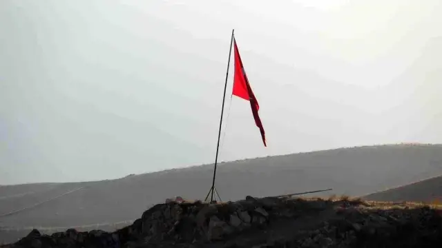 37 yıl boyunca bayrak nöbeti tutan Türkiye'nin ilk kadın güvenlik korucusu hayatını kaybetti