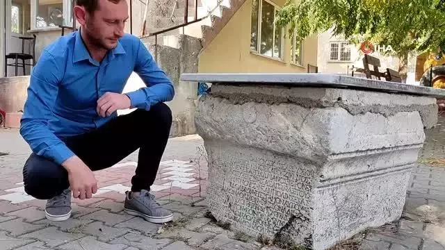 Köy meydanındaki tarihi taş 2 bin yıllık şampiyonu ortaya çıkardı