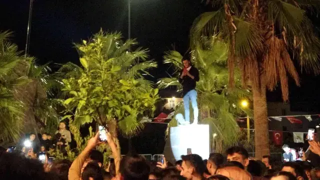 Haluk Levent'den konserde sert çıkış: Burası şehit ismi verilmiş bir park, burayı çürütmeyelim