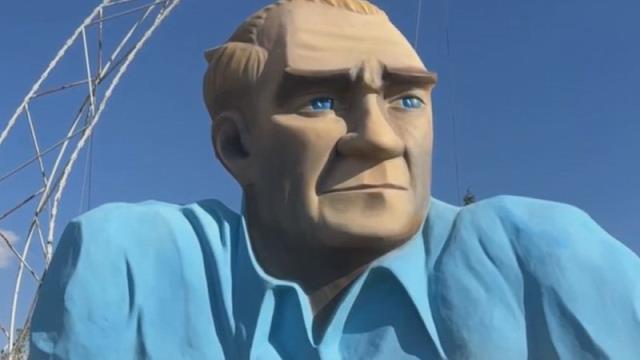 İlçe girişine konulan Atatürk rölyefi kenti karıştırdı! Belediye Başkanı'na tepki yağıyor