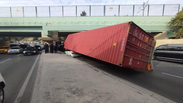 Mucizevi kurtuluş! Tır otomobilin üzerine devrildi, sürücünün burnu bile kanamadı