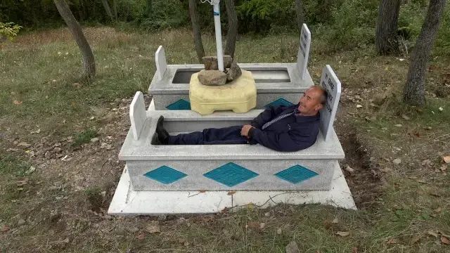 Ölmeden mezarını yaptırdı, musalla taşına yazdırdığı not ise gören herkes mest ediyor