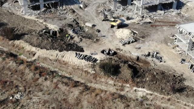 Büyükçekmece'de inşaat alanında yapılan kazıda, 4 insana ait iskelet ve metal para bulundu
