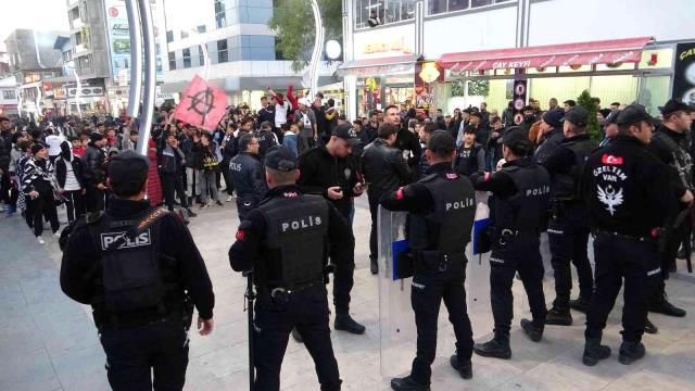 Galatasaray-Beşiktaş derbisi öncesi Van'da ortalık savaş alanına döndü