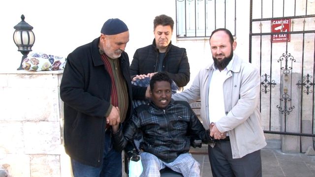 Somalili gencin her gün camide namaza gelmek için yaptığı fedakarlık duygulandırdı