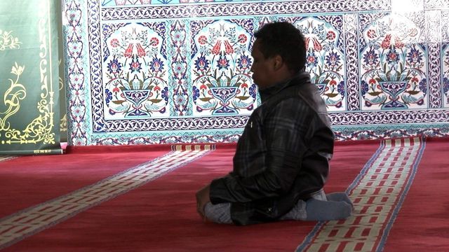 Somalili gencin her gün camide namaza gelmek için yaptığı fedakarlık duygulandırdı