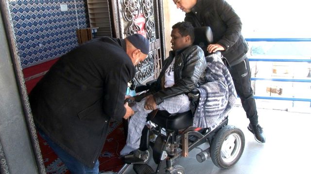 Somalili gencin her gün camide namaza gelmek için yaptığı fedakarlık duygulandırdı