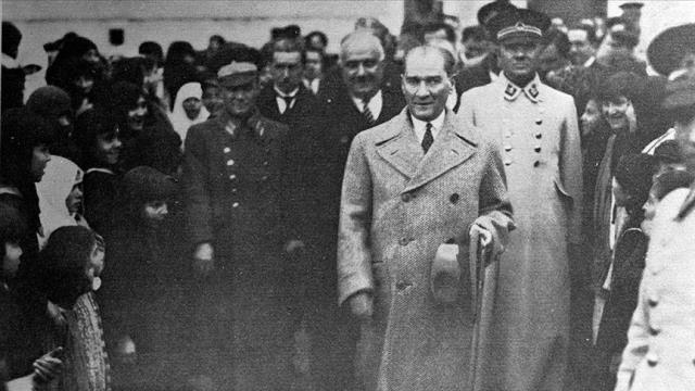 En anlamlı, uzun, kısa, ilkokul, ortaokul, 2, 3, 4, 5, 6 kıtalık 10 Kasım Atatürk şiirleri sizlerle: Atatürk ve 10 Kasım şiirleri burada