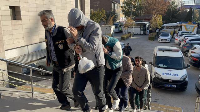 Dolandırıcılık zanlısı 2 kadın adliye önünde pişkince zafer işareti yaptı: Yapamadıklarımızı yapacağız