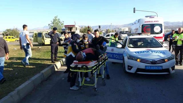Trafik kazasında eşini kaybeden yaralı adamın feryatları yürekleri dağladı