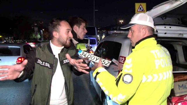 Kadıköy'de denetime takılan plakasız sürücüden şaşırtan tepki: Babam görecek