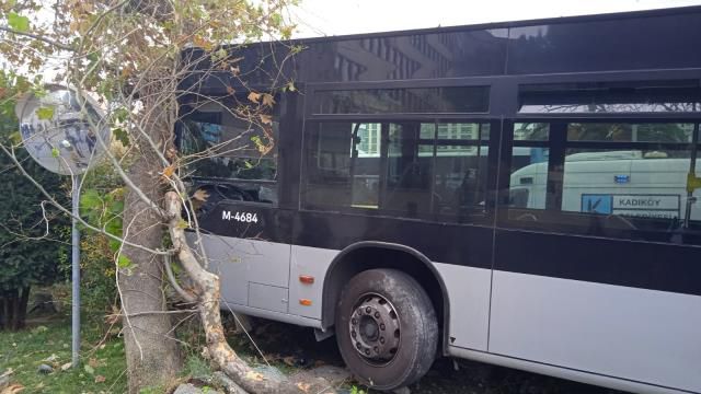 Kadıköy'de sürücüsünün kontrolünden çıkan metrobüs, yolun karşısındaki duvara çarptı