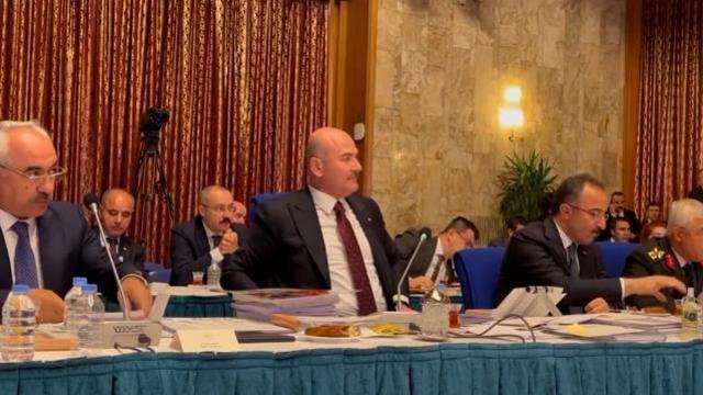 Bakan Soylu, kendisine parmak sallayan HDP'li vekili çok sinirlendi: Otur aşağıya terörist bozuntusu