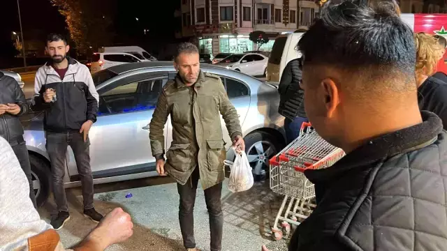 Düzceli balıkçı 1 ton hamsiyi vatandaşlara bedava dağıttı