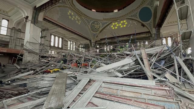 Batman'da cami inşaatının iskelesi çöktü! 2'si ağır 14 işçi yaralandı