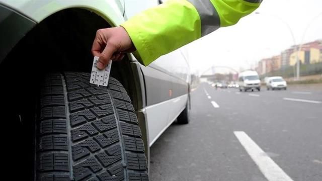 1 Aralık'a kadar aracına kış lastiği takmayanlar 1152 lira para cezası ödeyecek