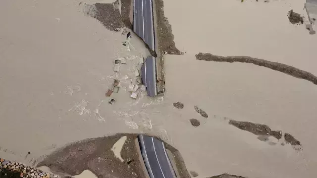 Sağanak yağış servis bölümünün yıkılmasına neden oldu