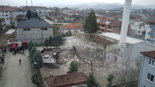 Düzce'de depremde hasar gören caminin yıkımında duygu dolu anlar yaşandı: Evim gibiydi