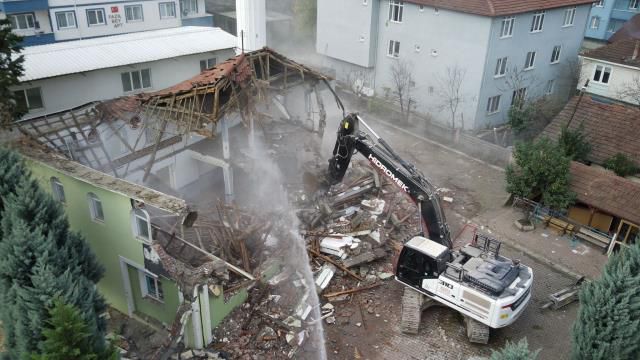 Düzce'de depremde hasar gören caminin yıkımında duygu dolu anlar yaşandı: Evim gibiydi