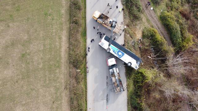 Otobüs kazasında 40 yolcu yaralandı, şoför 'dalmışım' dedi