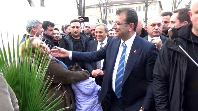 İmamoğlu'na Düzce'de soğuk duş! Yanağına dokunmak istediği depremzede bir anda bağırdı: Elleme beni deprem bitti