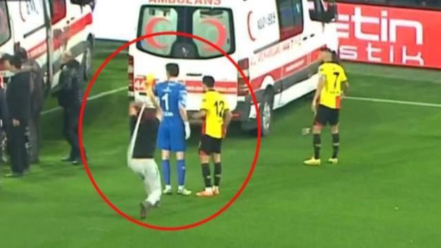 Son Dakika: PFDK, Göztepe-Altay maçındaki olaylardan dolayı Göztepe'ye 4 maç, Altay'a ise 6 maç seyircisiz oynama cezası verdi
