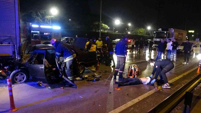 Otomobil tıra arkadan çarptı: 3'ü ağır 4 yaralı