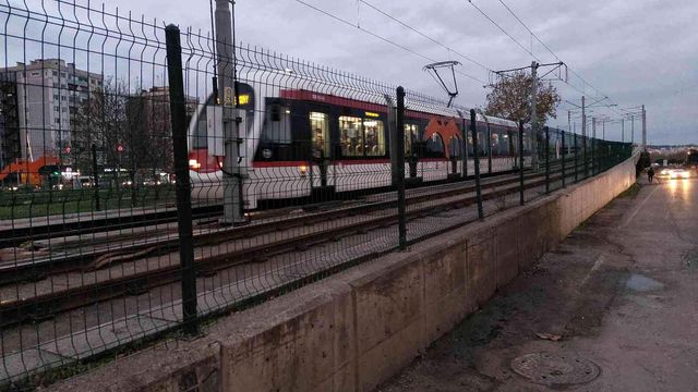 Tramvayın çarptığı genç hayatını kaybetti