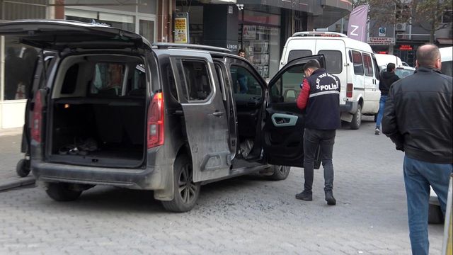 Milyonluk kapkaç kamerada! Güpegündüz 7.5 milyon TL'sini alıp götürdüler