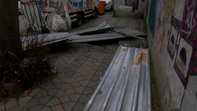 Lodos megakenti fena vurdu! Çatıdan uçan demir tente 3 otomobili hurdaya çevirdi